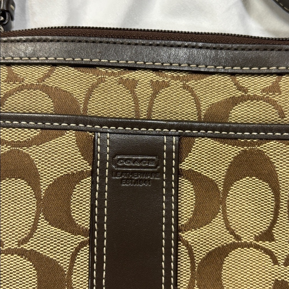 Coach Signature 6016 Stripe Swingpack Crossbody Khaki
Brown Leather Purse bag - Picture 3 of 15